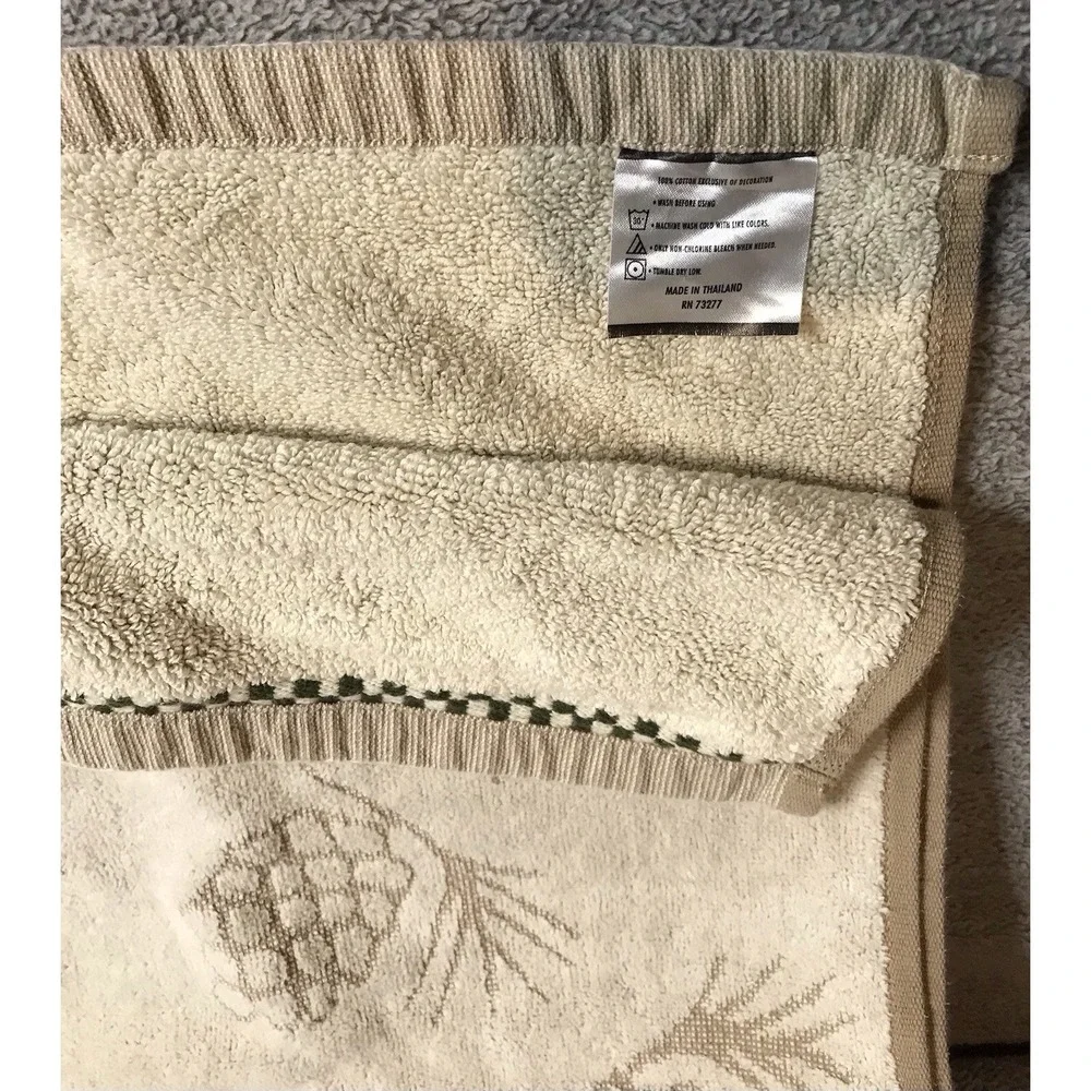 Holiday 2 pc Bath Towel Set‎ Embroidered Christmas Pinecone